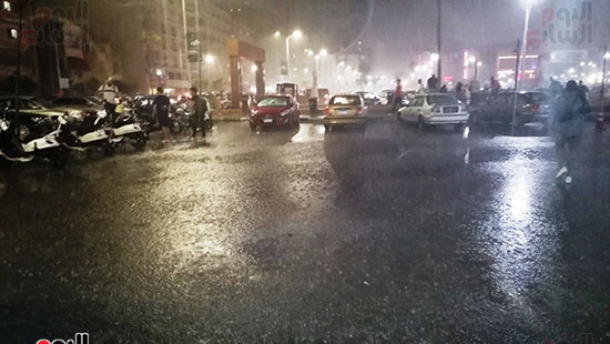 سقوط الأمطار بغزارة سقوط الأمطار بغزارة