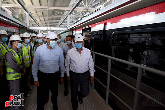 رئيس الوزراء يتفقد أعمال تنفيذ مشروع القطار الكهربائى (28)