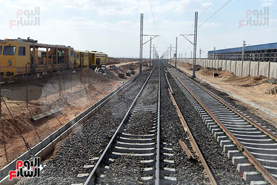 رئيس الوزراء يتفقد أعمال تنفيذ مشروع القطار الكهربائى (16)