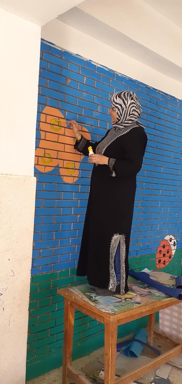 مدرسات مدرسة اسماء بنت ابى بكر يجملن المدرسة