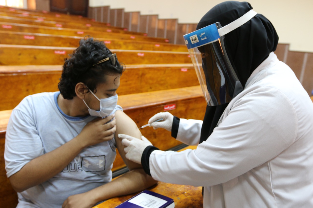 جامعة المنصورة تبدأ المرحلة الثانية لتطعيم طلابها بلقاح كورونا (1)