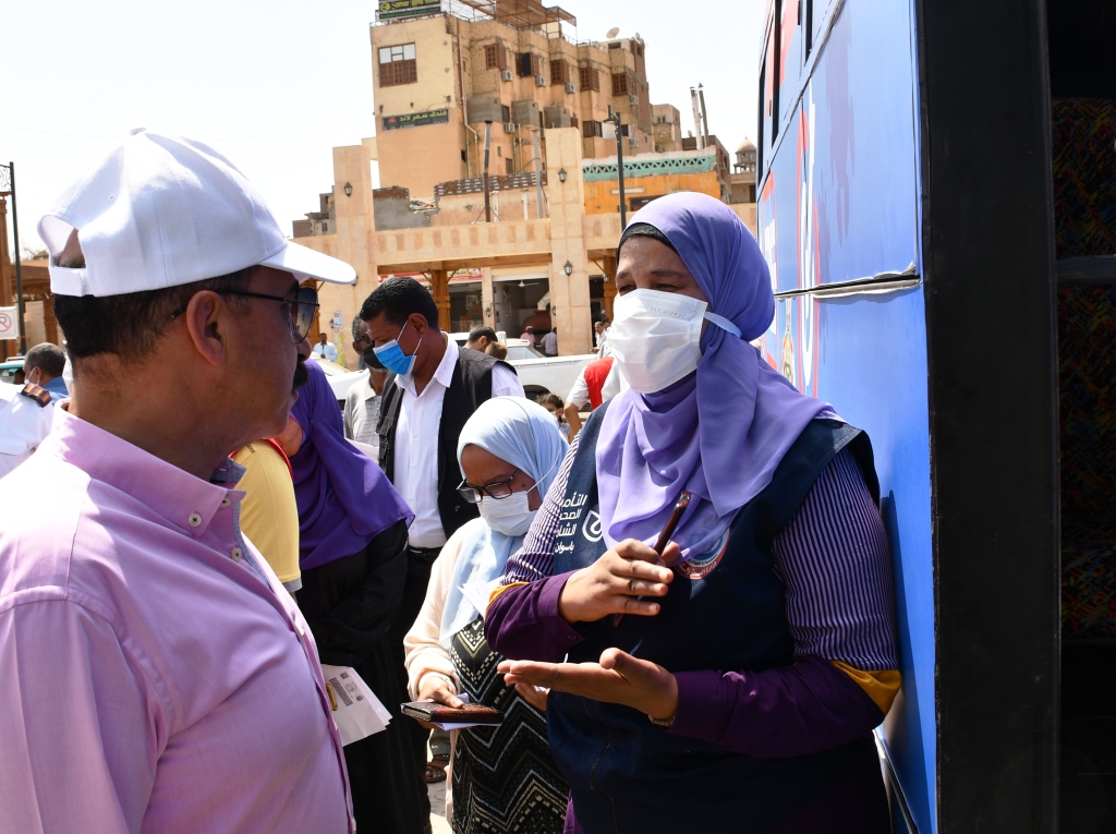 محافظ اسوان مع المواطنين