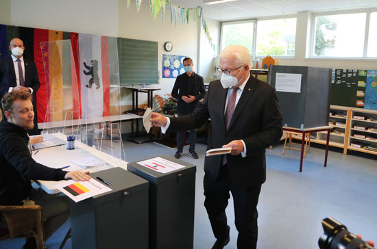 الرئيس الألماني شتاينماير يدلي بصوته في الانتخابات العامة