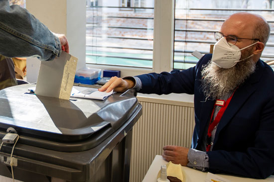 شخص يسارى يدلي بصوته في الانتخابات العامة الألمانية