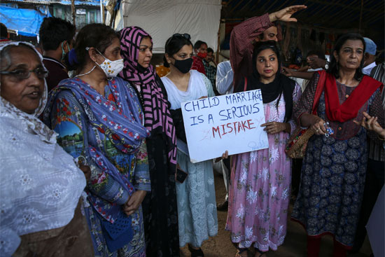 سيدات يحملون لافتات أثناء احتجاجهم