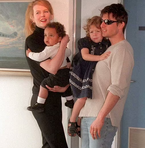 ابنة توم كروز وهو يحملها بجانب نيكول كيدمان