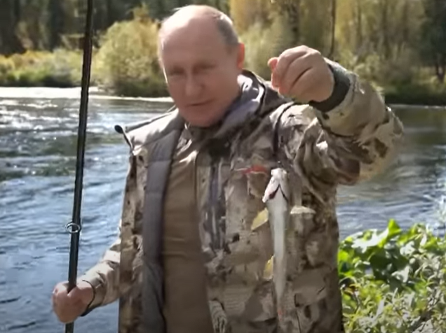 بوتين يصطاد السمك