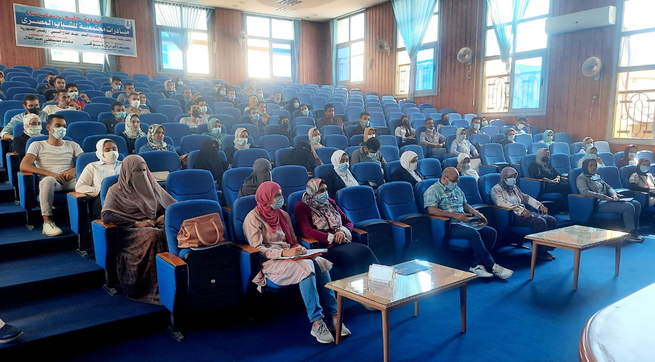 طلاب وهيئة تدريس للتعريف ببداية حلم بجامعة كفر الشيخ
