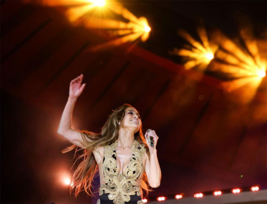 المغنية جينيفر لوبيز تؤدي في حفل 2021 Global Citizen Live في سنترال بارك في نيويورك ، الولايات المتحدة