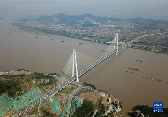 يتكون الجسر من ستة ممرات بسرعة مصممة 100 كم فى الساعة
