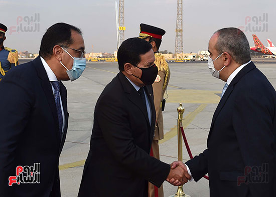 رئيس الوزراء يستقبل نائب الرئيس البرازيلى بمطار القاهرة  (9)