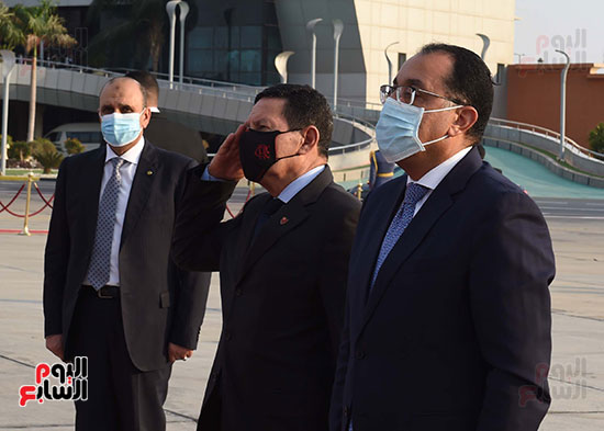 رئيس الوزراء يستقبل نائب الرئيس البرازيلى بمطار القاهرة  (5)