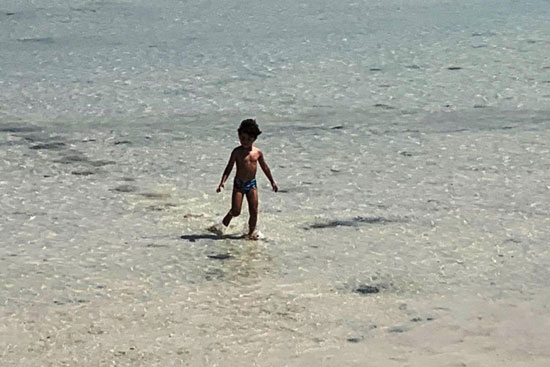 احد-الاطفال-علي-شواطئ-الاورانج