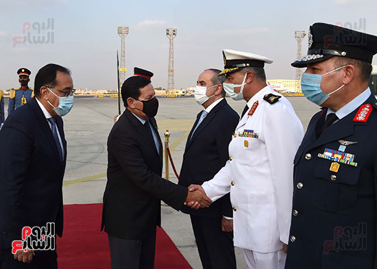 رئيس الوزراء يستقبل نائب الرئيس البرازيلى بمطار القاهرة  (10)