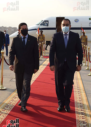 رئيس الوزراء يستقبل نائب الرئيس البرازيلى بمطار القاهرة  (2)