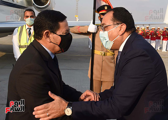 رئيس الوزراء يستقبل نائب الرئيس البرازيلى بمطار القاهرة  (1)