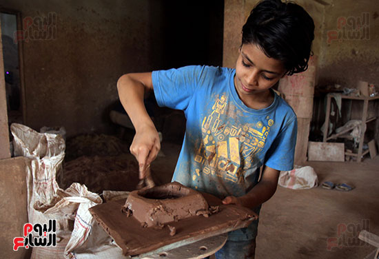 تعليم الأولاد على فن صناعة الفخار