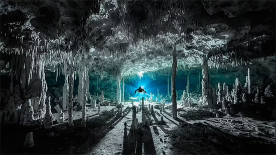 الكهف الطبيعي لسينوتي دوس بيسوس في كوينتانا رو. هناك ، وثق كيف يلعب الضوء ضد speleothems ، وهي تشكيلات جيولوجية من الرواسب الم