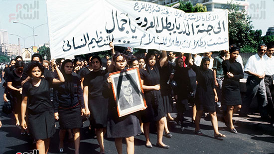 مسيرة نسائية فى جنازة ناصر