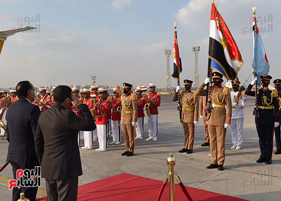 رئيس الوزراء يستقبل نائب الرئيس البرازيلى بمطار القاهرة  (4)