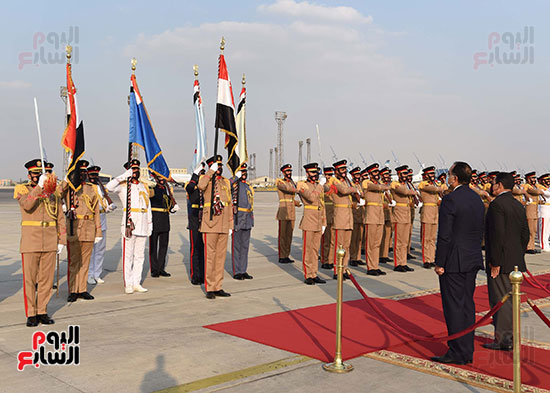 رئيس الوزراء يستقبل نائب الرئيس البرازيلى بمطار القاهرة  (3)