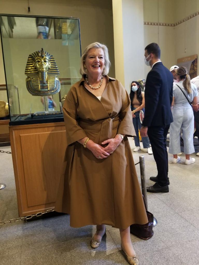 وزيرة الهجرة الهولندية أثناء زيارتها للمتحف المصري بالتحرير
