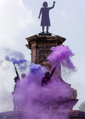 احتفل النشطاء بعد إزاحة الستار عن نصب تذكاري مخصص لـ النساء المقاتلات ، حيث وقف تمثال كريستوفر كولومبوس ، في مكسيكو سيتي