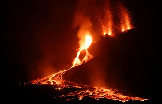 ارتفاع الحمم والدخان بعد ثوران بركان في جزيرة لا بالما الكناري في تودوك بإسبانيا