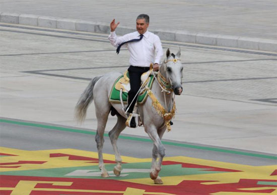 الرئيس التركماني قربانقولي بيردي محمدوف يمتطي حصاناً في موكب بمناسبة عيد الاستقلال