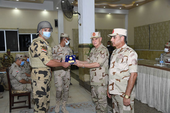 رئيس أركان حرب القوات المسلحة يتفقد الحالة الأمنية بشمال سيناء  (1)