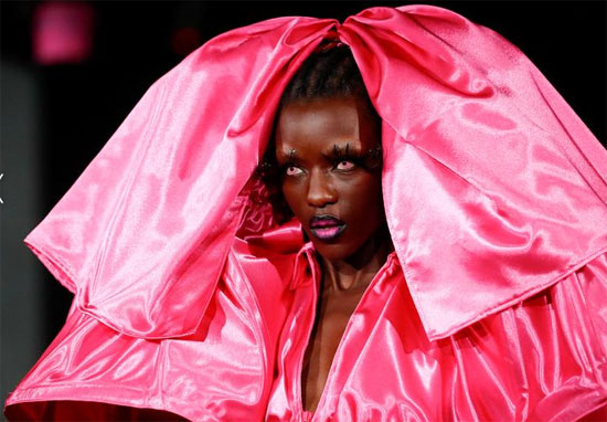 يقدم أحد العارضات ابتكار المصمم فيكتور وينسانتو كجزء من عرض مجموعة الملابس الجاهزة النسائية لربيع  صيف 2022 لعلامته التجارية Weinsanto ، خلال أسبوع الموضة في باريس في باريس ، فرنسا.