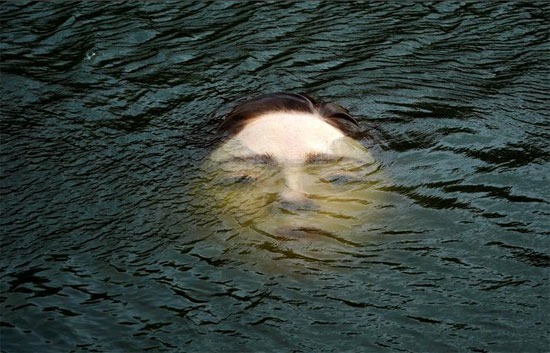 منحوتة مصنوعة من الألياف الزجاجية بعنوان بيهار للفنان المكسيكي روبن أوروزكو ، مغمورة في نهر نيرفيون في بلباو بإسبانيا