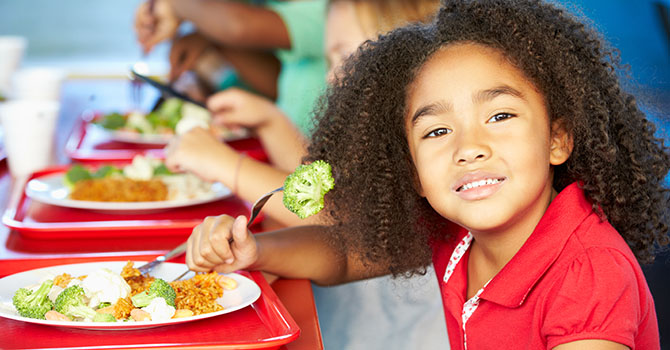 schoolchildren-lunch