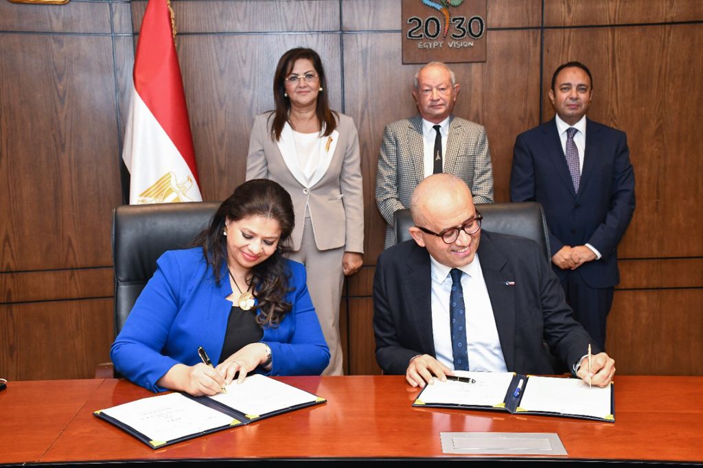 وزيرة التخطيط ومسئولى جميناى