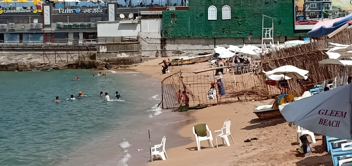 إقبال المصيفين على شاطئ جليم بالإسكندرية  (2)