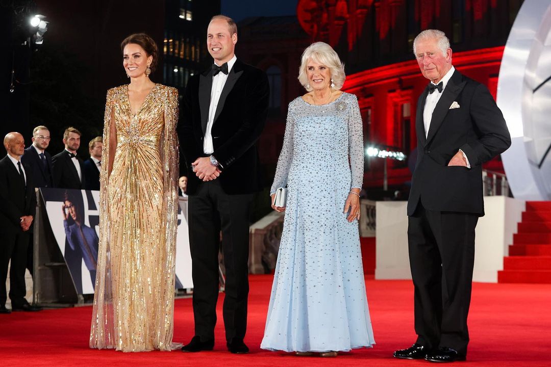 الامير تشارلز والعائلة المالكة في العرض الخاص لجيمس بوند  (1)