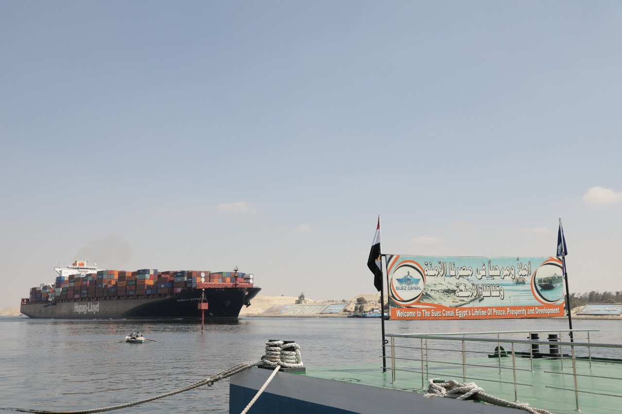 السفن خلال عبورها قناة السويس  (2)