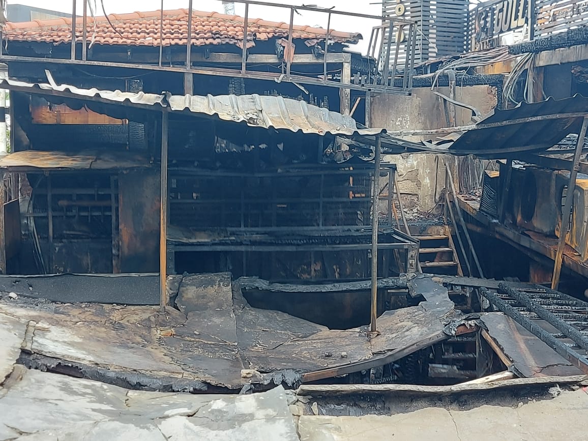 جانب من اثار الحريق بمطعم شهير فى الاسكندرية بمنطقة جليم (1)