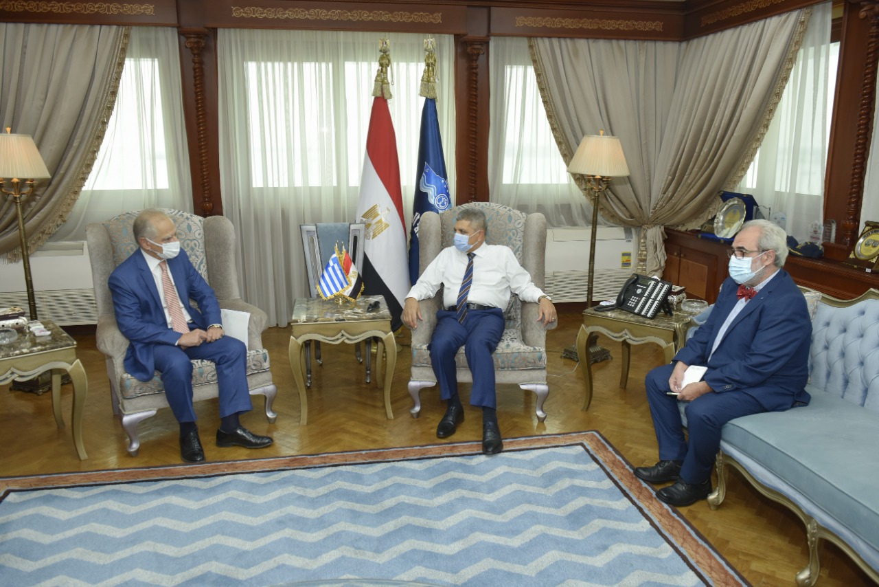 الفريق أسامة ربيع مع السفير اليوناني بالقاهرة