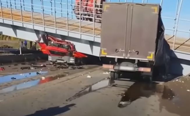 انهيار الجسر على السيارات