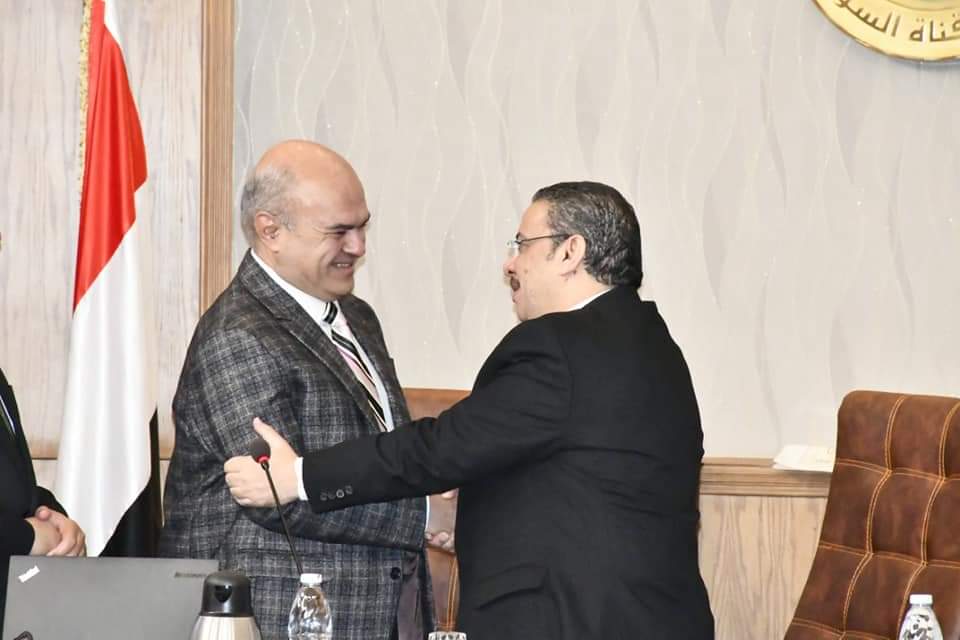 رئيس جامعة قناة السويس يكرم الدكتور أسامة عنتر عميد الطب السابق