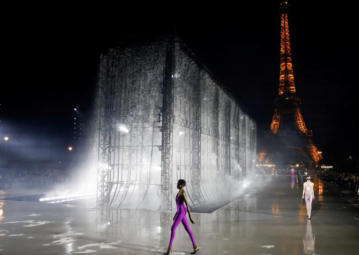 نموذج يقدم ابتكار المصمم أنتوني فاكاريلو كجزء من عرض مجموعة الملابس الجاهزة النسائية لربيع  صيف 2022 لدار الأزياء سان لوران ، أمام برج إيفل خلال أسبوع الموضة