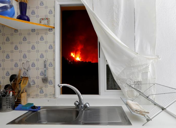 شوهدت الحمم من خلال نافذة مطبخ من إل باسو بعد ثوران بركان في جزيرة الكناري لا بالما بإسبانيا