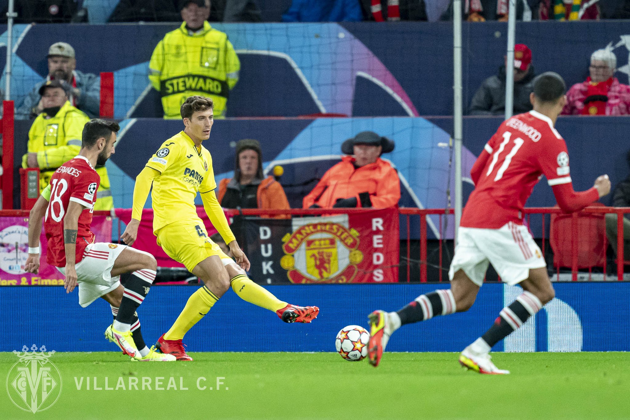 A strong confrontation between Man United against Villarreal