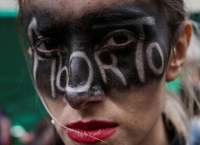 متظاهرة تشارك في مسيرة لدعم الإجهاض القانوني والآمن خلال مسيرة للاحتفال باليوم العالمي للإجهاض الآمن في بوغوتا ، كولومبيا