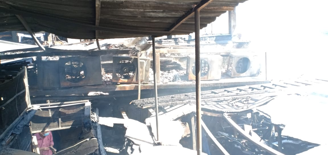 آثار دمار مطعم شهير بالإسكندرية بسبب حريق هائل  (1)