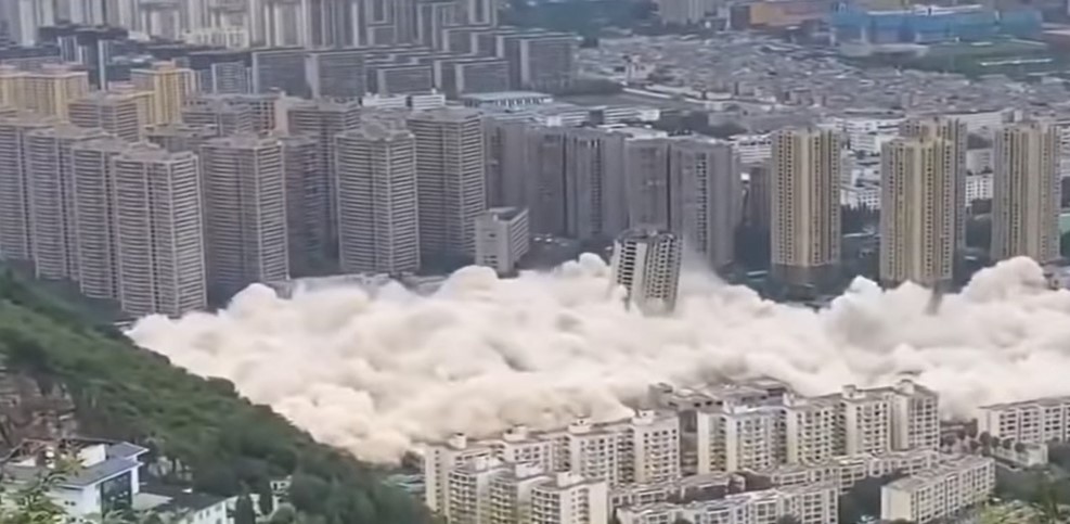 الغبار الناتج عن هدم ابراج سكنية فى الصين