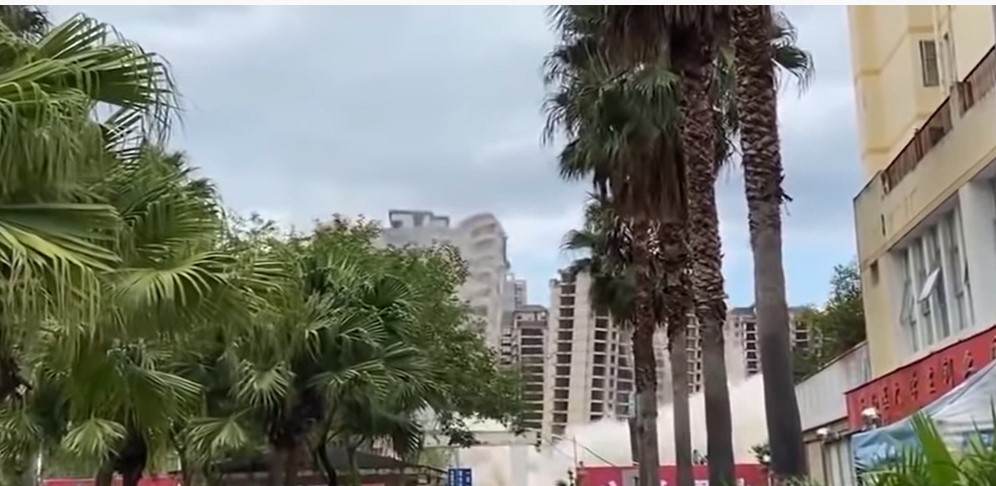 اللحظات الأولى لهدم ابراج سكنية فى الصين