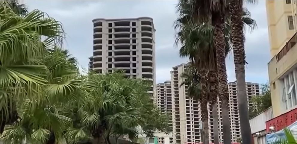 الأبراج السكنية قبل نسفها