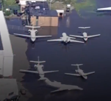 الطائرات يغمرها المياه